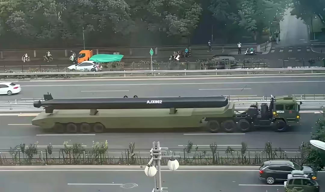 湾湾：无人潜航器等，对岸大量新武器露面！