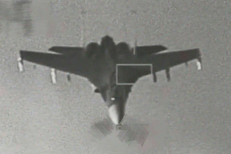 岛蛙讨论：围岛演练时，監控对岸战機畫面出现