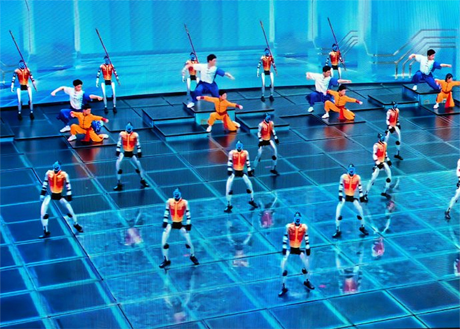 日本人评论中国春晚上的机器人武术表演